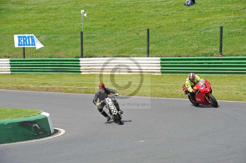 Mallory park Leicestershire;Mallory park photographs;Motorcycle action photographs;classic bikes;event digital images;eventdigitalimages;mallory park;no limits trackday;peter wileman photography;vintage bikes;vintage motorcycles;vmcc festival 1000 bikes