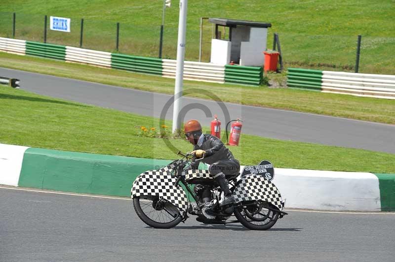 Mallory park Leicestershire;Mallory park photographs;Motorcycle action photographs;classic bikes;event digital images;eventdigitalimages;mallory park;no limits trackday;peter wileman photography;vintage bikes;vintage motorcycles;vmcc festival 1000 bikes