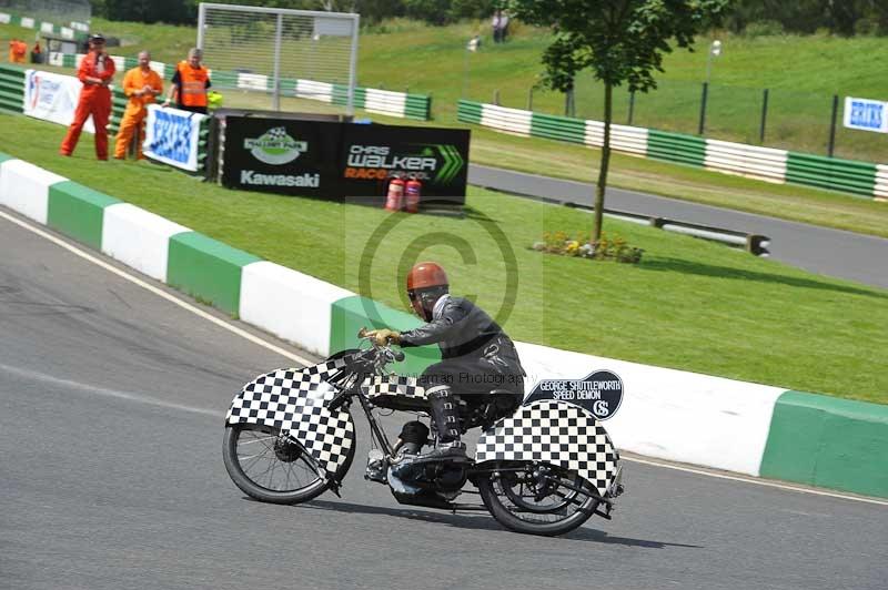 Mallory park Leicestershire;Mallory park photographs;Motorcycle action photographs;classic bikes;event digital images;eventdigitalimages;mallory park;no limits trackday;peter wileman photography;vintage bikes;vintage motorcycles;vmcc festival 1000 bikes