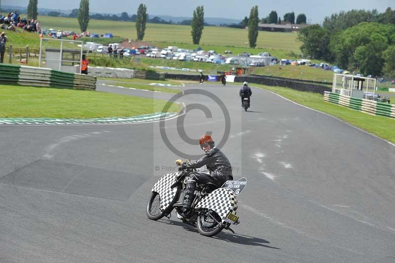 Mallory park Leicestershire;Mallory park photographs;Motorcycle action photographs;classic bikes;event digital images;eventdigitalimages;mallory park;no limits trackday;peter wileman photography;vintage bikes;vintage motorcycles;vmcc festival 1000 bikes