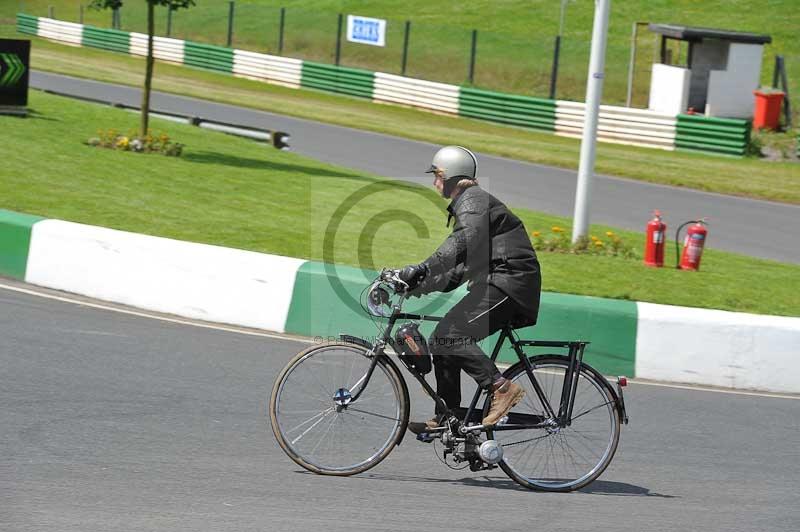 Mallory park Leicestershire;Mallory park photographs;Motorcycle action photographs;classic bikes;event digital images;eventdigitalimages;mallory park;no limits trackday;peter wileman photography;vintage bikes;vintage motorcycles;vmcc festival 1000 bikes