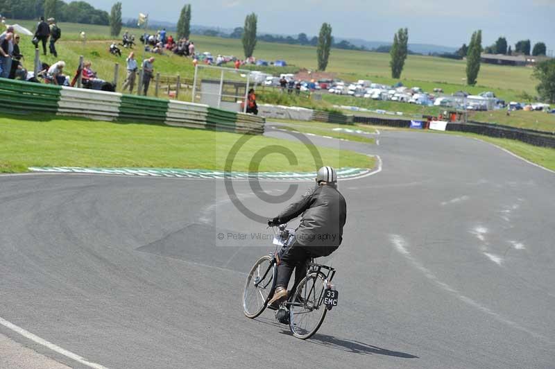 Mallory park Leicestershire;Mallory park photographs;Motorcycle action photographs;classic bikes;event digital images;eventdigitalimages;mallory park;no limits trackday;peter wileman photography;vintage bikes;vintage motorcycles;vmcc festival 1000 bikes
