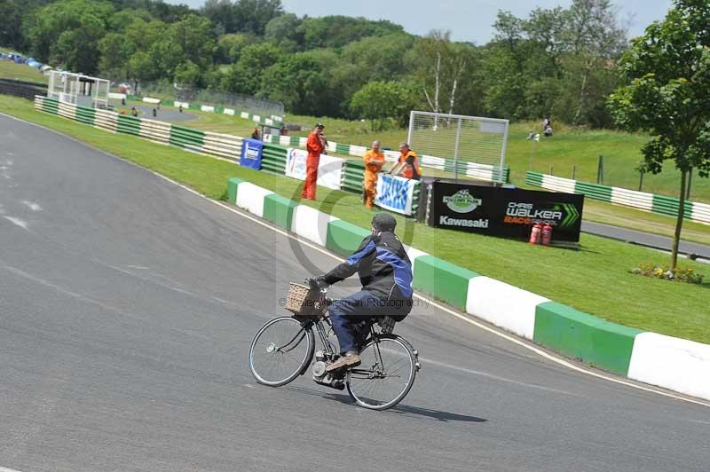 Mallory park Leicestershire;Mallory park photographs;Motorcycle action photographs;classic bikes;event digital images;eventdigitalimages;mallory park;no limits trackday;peter wileman photography;vintage bikes;vintage motorcycles;vmcc festival 1000 bikes