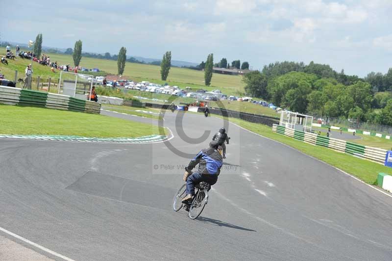 Mallory park Leicestershire;Mallory park photographs;Motorcycle action photographs;classic bikes;event digital images;eventdigitalimages;mallory park;no limits trackday;peter wileman photography;vintage bikes;vintage motorcycles;vmcc festival 1000 bikes