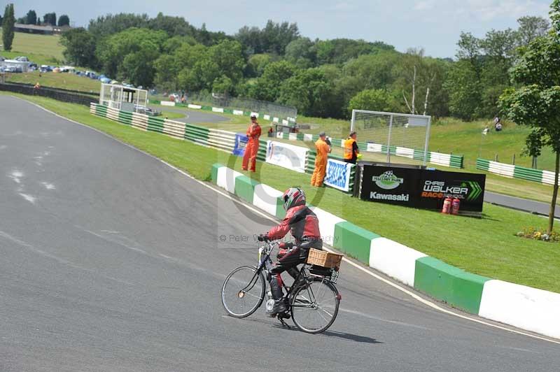 Mallory park Leicestershire;Mallory park photographs;Motorcycle action photographs;classic bikes;event digital images;eventdigitalimages;mallory park;no limits trackday;peter wileman photography;vintage bikes;vintage motorcycles;vmcc festival 1000 bikes
