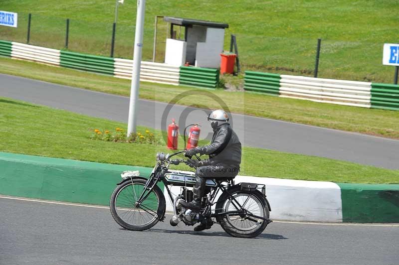 Mallory park Leicestershire;Mallory park photographs;Motorcycle action photographs;classic bikes;event digital images;eventdigitalimages;mallory park;no limits trackday;peter wileman photography;vintage bikes;vintage motorcycles;vmcc festival 1000 bikes
