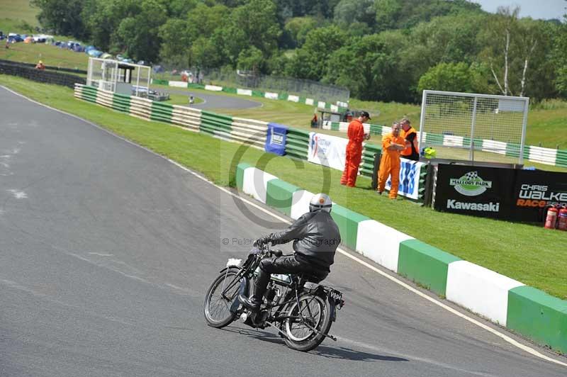Mallory park Leicestershire;Mallory park photographs;Motorcycle action photographs;classic bikes;event digital images;eventdigitalimages;mallory park;no limits trackday;peter wileman photography;vintage bikes;vintage motorcycles;vmcc festival 1000 bikes
