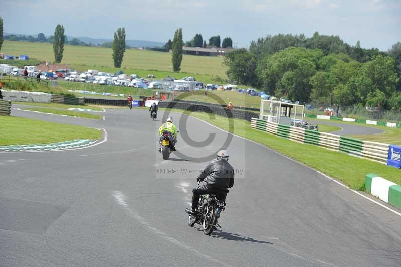 Mallory park Leicestershire;Mallory park photographs;Motorcycle action photographs;classic bikes;event digital images;eventdigitalimages;mallory park;no limits trackday;peter wileman photography;vintage bikes;vintage motorcycles;vmcc festival 1000 bikes