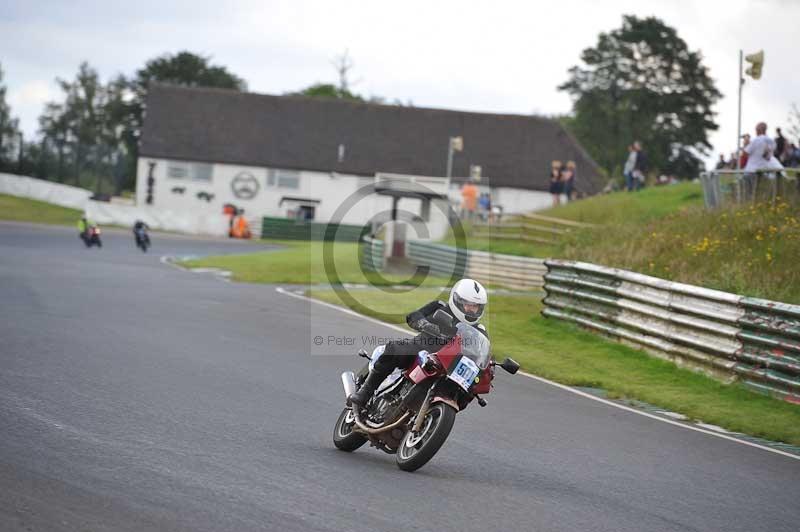 Mallory park Leicestershire;Mallory park photographs;Motorcycle action photographs;classic bikes;event digital images;eventdigitalimages;mallory park;no limits trackday;peter wileman photography;vintage bikes;vintage motorcycles;vmcc festival 1000 bikes