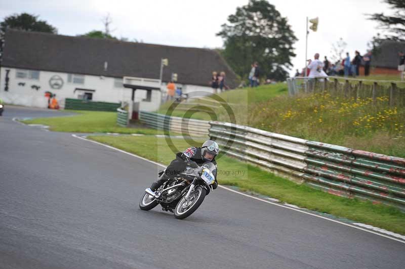 Mallory park Leicestershire;Mallory park photographs;Motorcycle action photographs;classic bikes;event digital images;eventdigitalimages;mallory park;no limits trackday;peter wileman photography;vintage bikes;vintage motorcycles;vmcc festival 1000 bikes