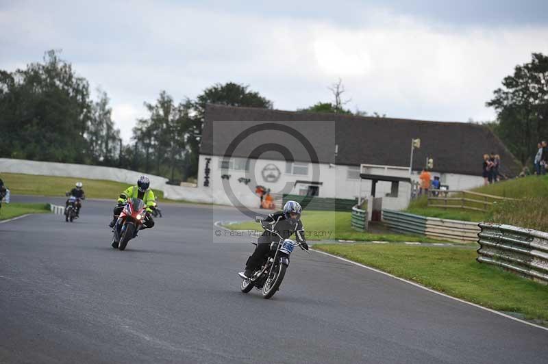 Mallory park Leicestershire;Mallory park photographs;Motorcycle action photographs;classic bikes;event digital images;eventdigitalimages;mallory park;no limits trackday;peter wileman photography;vintage bikes;vintage motorcycles;vmcc festival 1000 bikes