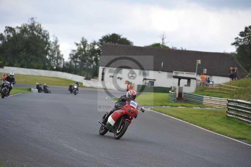 Mallory park Leicestershire;Mallory park photographs;Motorcycle action photographs;classic bikes;event digital images;eventdigitalimages;mallory park;no limits trackday;peter wileman photography;vintage bikes;vintage motorcycles;vmcc festival 1000 bikes