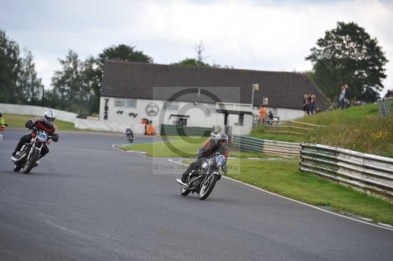 Mallory park Leicestershire;Mallory park photographs;Motorcycle action photographs;classic bikes;event digital images;eventdigitalimages;mallory park;no limits trackday;peter wileman photography;vintage bikes;vintage motorcycles;vmcc festival 1000 bikes