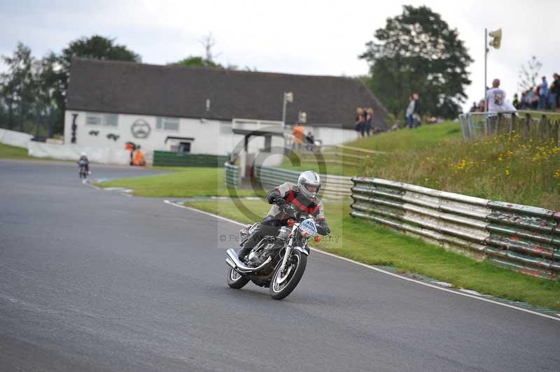 Mallory park Leicestershire;Mallory park photographs;Motorcycle action photographs;classic bikes;event digital images;eventdigitalimages;mallory park;no limits trackday;peter wileman photography;vintage bikes;vintage motorcycles;vmcc festival 1000 bikes