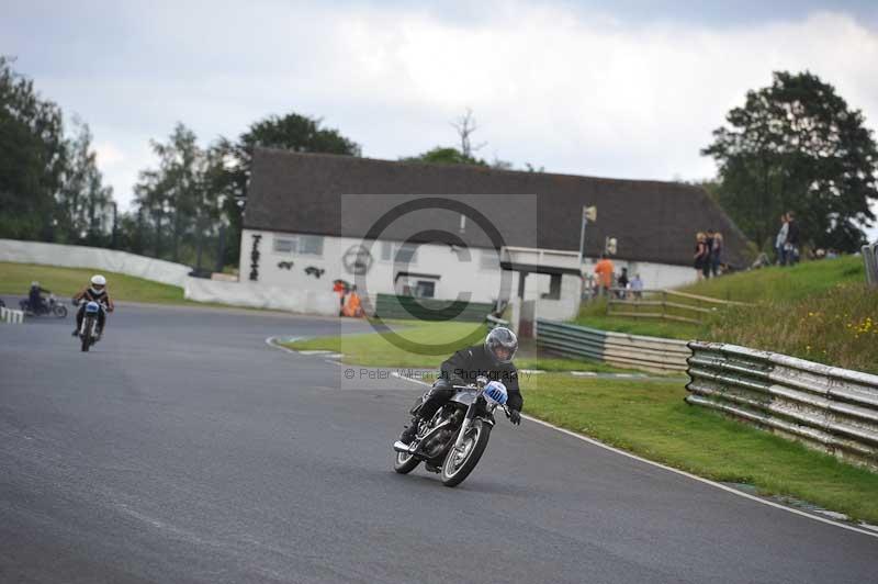 Mallory park Leicestershire;Mallory park photographs;Motorcycle action photographs;classic bikes;event digital images;eventdigitalimages;mallory park;no limits trackday;peter wileman photography;vintage bikes;vintage motorcycles;vmcc festival 1000 bikes