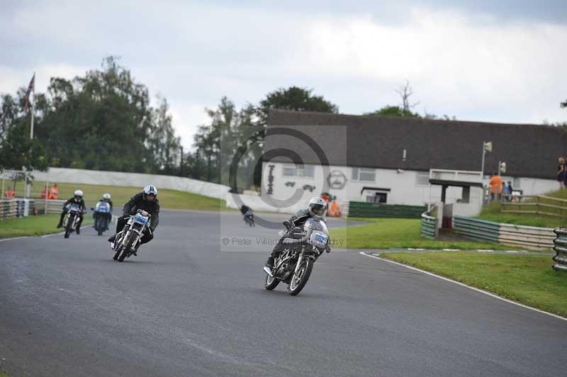 Mallory park Leicestershire;Mallory park photographs;Motorcycle action photographs;classic bikes;event digital images;eventdigitalimages;mallory park;no limits trackday;peter wileman photography;vintage bikes;vintage motorcycles;vmcc festival 1000 bikes