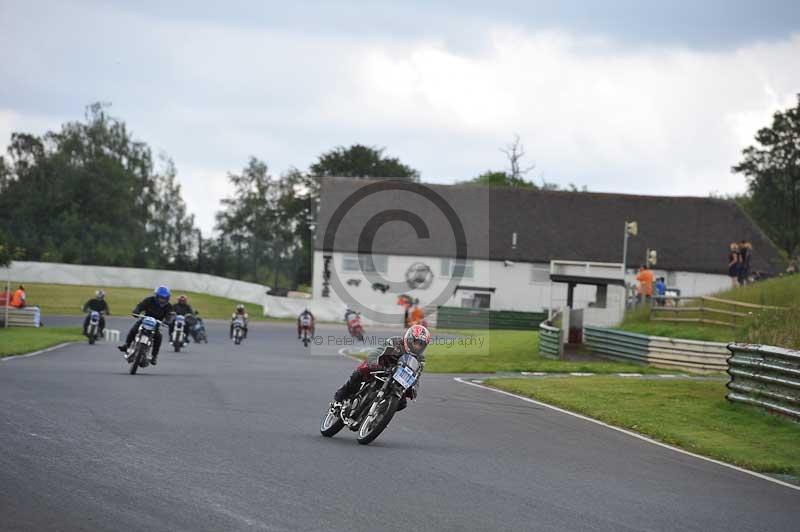 Mallory park Leicestershire;Mallory park photographs;Motorcycle action photographs;classic bikes;event digital images;eventdigitalimages;mallory park;no limits trackday;peter wileman photography;vintage bikes;vintage motorcycles;vmcc festival 1000 bikes