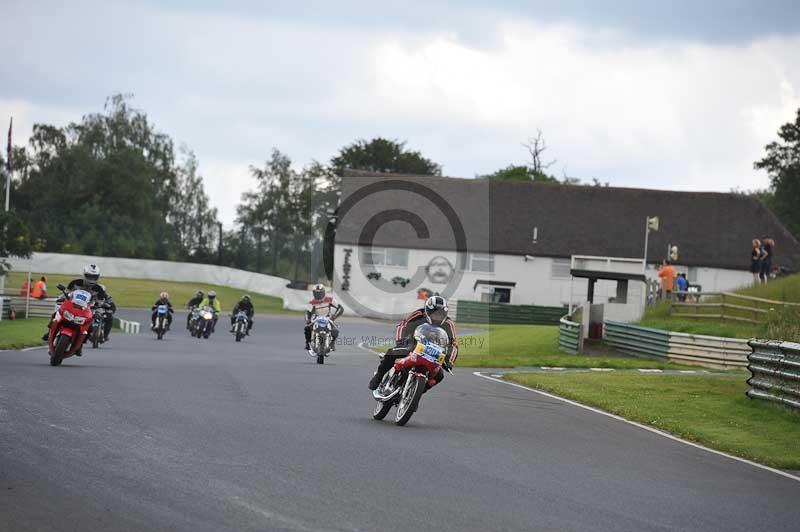 Mallory park Leicestershire;Mallory park photographs;Motorcycle action photographs;classic bikes;event digital images;eventdigitalimages;mallory park;no limits trackday;peter wileman photography;vintage bikes;vintage motorcycles;vmcc festival 1000 bikes