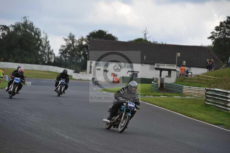 Mallory park Leicestershire;Mallory park photographs;Motorcycle action photographs;classic bikes;event digital images;eventdigitalimages;mallory park;no limits trackday;peter wileman photography;vintage bikes;vintage motorcycles;vmcc festival 1000 bikes