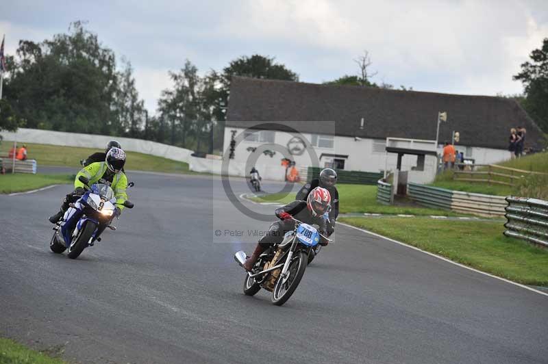 Mallory park Leicestershire;Mallory park photographs;Motorcycle action photographs;classic bikes;event digital images;eventdigitalimages;mallory park;no limits trackday;peter wileman photography;vintage bikes;vintage motorcycles;vmcc festival 1000 bikes