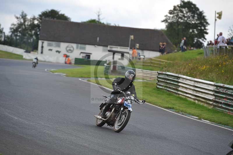 Mallory park Leicestershire;Mallory park photographs;Motorcycle action photographs;classic bikes;event digital images;eventdigitalimages;mallory park;no limits trackday;peter wileman photography;vintage bikes;vintage motorcycles;vmcc festival 1000 bikes