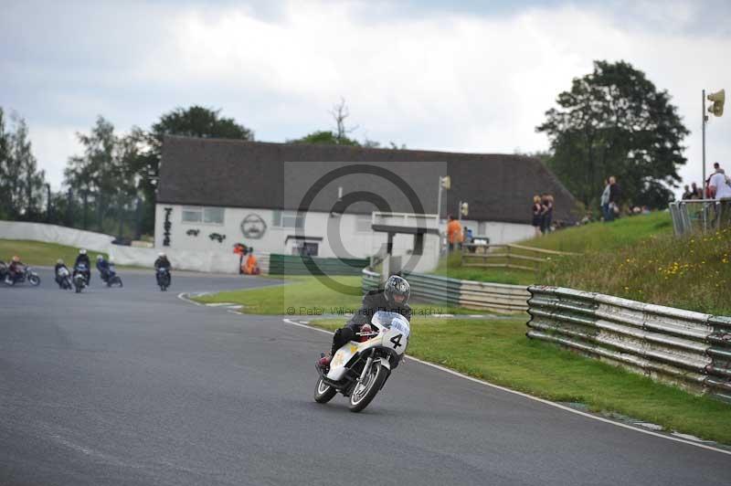 Mallory park Leicestershire;Mallory park photographs;Motorcycle action photographs;classic bikes;event digital images;eventdigitalimages;mallory park;no limits trackday;peter wileman photography;vintage bikes;vintage motorcycles;vmcc festival 1000 bikes