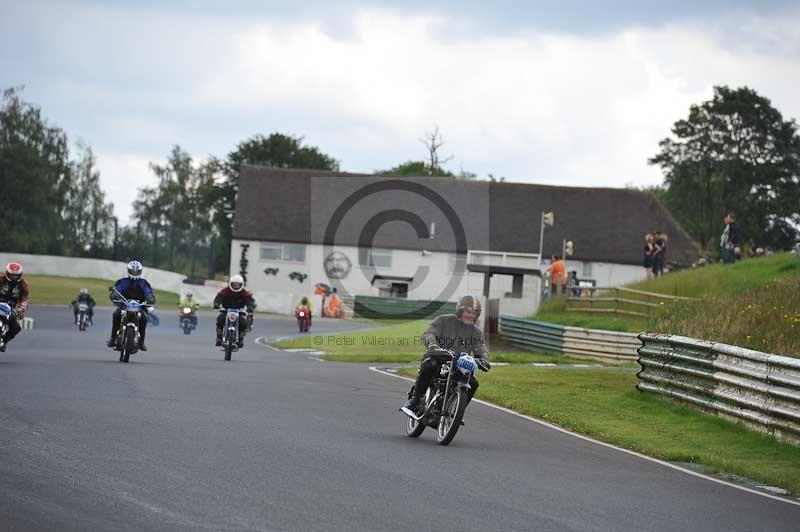 Mallory park Leicestershire;Mallory park photographs;Motorcycle action photographs;classic bikes;event digital images;eventdigitalimages;mallory park;no limits trackday;peter wileman photography;vintage bikes;vintage motorcycles;vmcc festival 1000 bikes