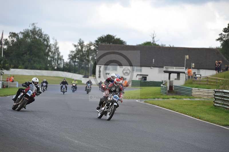 Mallory park Leicestershire;Mallory park photographs;Motorcycle action photographs;classic bikes;event digital images;eventdigitalimages;mallory park;no limits trackday;peter wileman photography;vintage bikes;vintage motorcycles;vmcc festival 1000 bikes