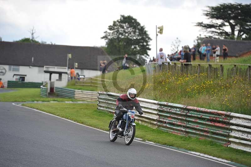 Mallory park Leicestershire;Mallory park photographs;Motorcycle action photographs;classic bikes;event digital images;eventdigitalimages;mallory park;no limits trackday;peter wileman photography;vintage bikes;vintage motorcycles;vmcc festival 1000 bikes