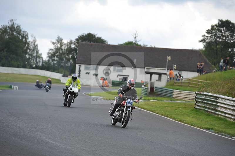 Mallory park Leicestershire;Mallory park photographs;Motorcycle action photographs;classic bikes;event digital images;eventdigitalimages;mallory park;no limits trackday;peter wileman photography;vintage bikes;vintage motorcycles;vmcc festival 1000 bikes