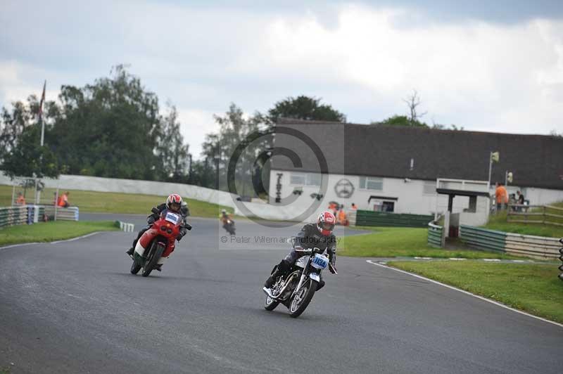 Mallory park Leicestershire;Mallory park photographs;Motorcycle action photographs;classic bikes;event digital images;eventdigitalimages;mallory park;no limits trackday;peter wileman photography;vintage bikes;vintage motorcycles;vmcc festival 1000 bikes