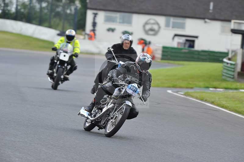 Mallory park Leicestershire;Mallory park photographs;Motorcycle action photographs;classic bikes;event digital images;eventdigitalimages;mallory park;no limits trackday;peter wileman photography;vintage bikes;vintage motorcycles;vmcc festival 1000 bikes