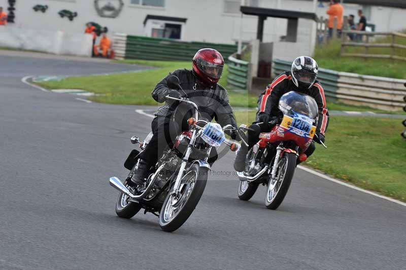 Mallory park Leicestershire;Mallory park photographs;Motorcycle action photographs;classic bikes;event digital images;eventdigitalimages;mallory park;no limits trackday;peter wileman photography;vintage bikes;vintage motorcycles;vmcc festival 1000 bikes