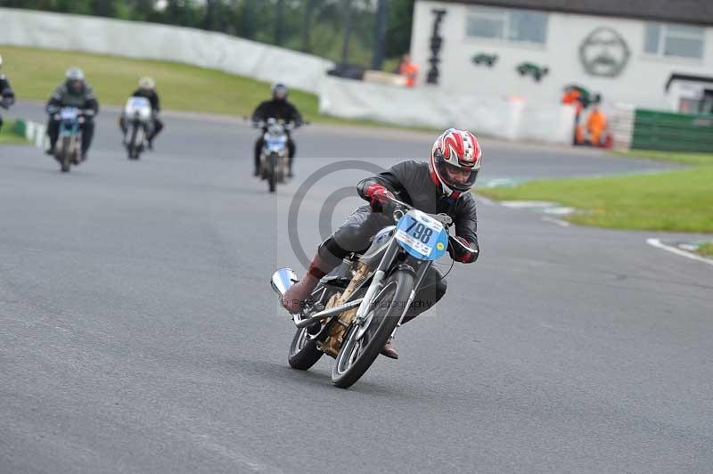 Mallory park Leicestershire;Mallory park photographs;Motorcycle action photographs;classic bikes;event digital images;eventdigitalimages;mallory park;no limits trackday;peter wileman photography;vintage bikes;vintage motorcycles;vmcc festival 1000 bikes