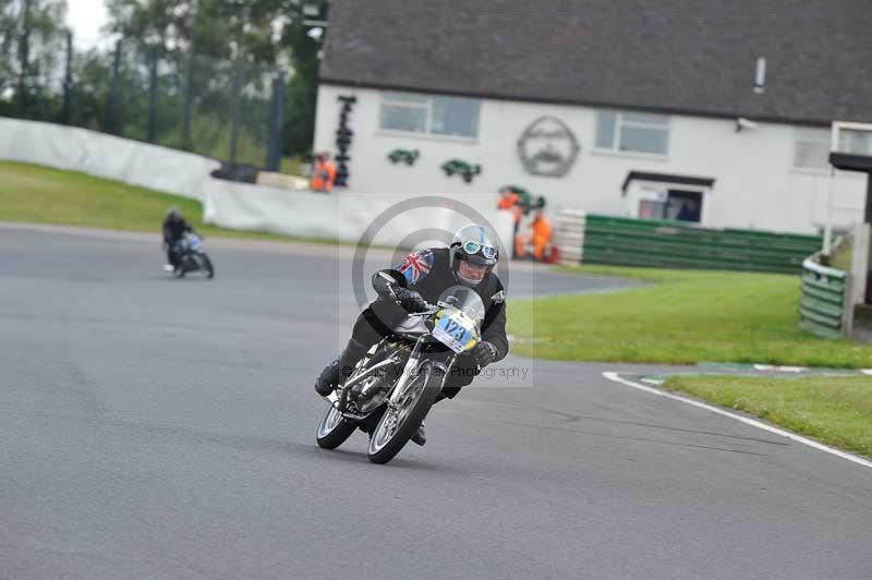 Mallory park Leicestershire;Mallory park photographs;Motorcycle action photographs;classic bikes;event digital images;eventdigitalimages;mallory park;no limits trackday;peter wileman photography;vintage bikes;vintage motorcycles;vmcc festival 1000 bikes