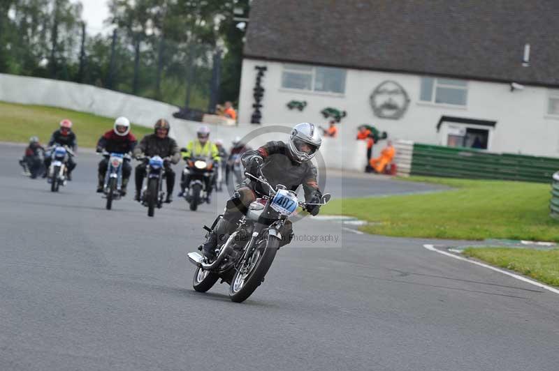 Mallory park Leicestershire;Mallory park photographs;Motorcycle action photographs;classic bikes;event digital images;eventdigitalimages;mallory park;no limits trackday;peter wileman photography;vintage bikes;vintage motorcycles;vmcc festival 1000 bikes
