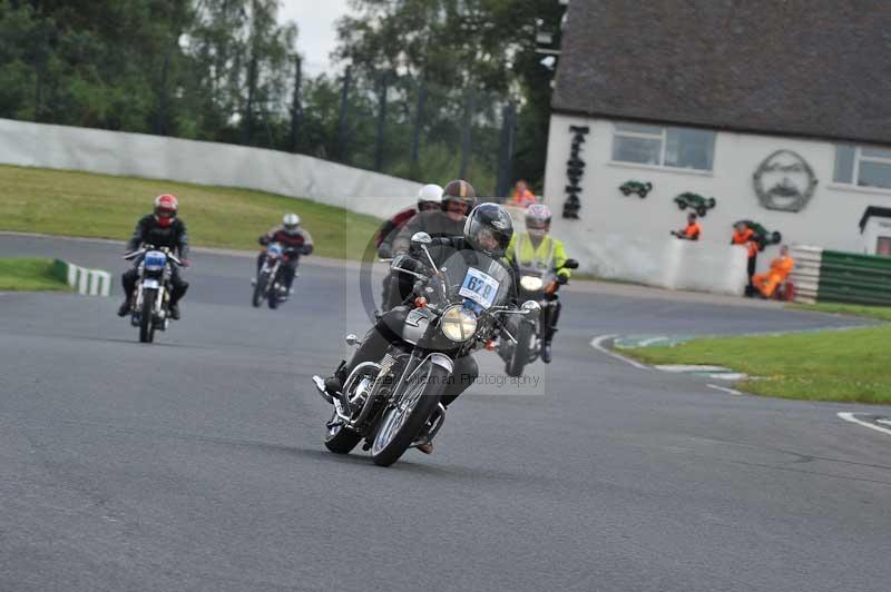 Mallory park Leicestershire;Mallory park photographs;Motorcycle action photographs;classic bikes;event digital images;eventdigitalimages;mallory park;no limits trackday;peter wileman photography;vintage bikes;vintage motorcycles;vmcc festival 1000 bikes