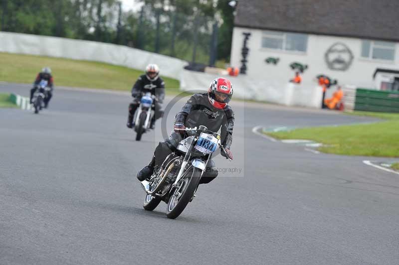 Mallory park Leicestershire;Mallory park photographs;Motorcycle action photographs;classic bikes;event digital images;eventdigitalimages;mallory park;no limits trackday;peter wileman photography;vintage bikes;vintage motorcycles;vmcc festival 1000 bikes