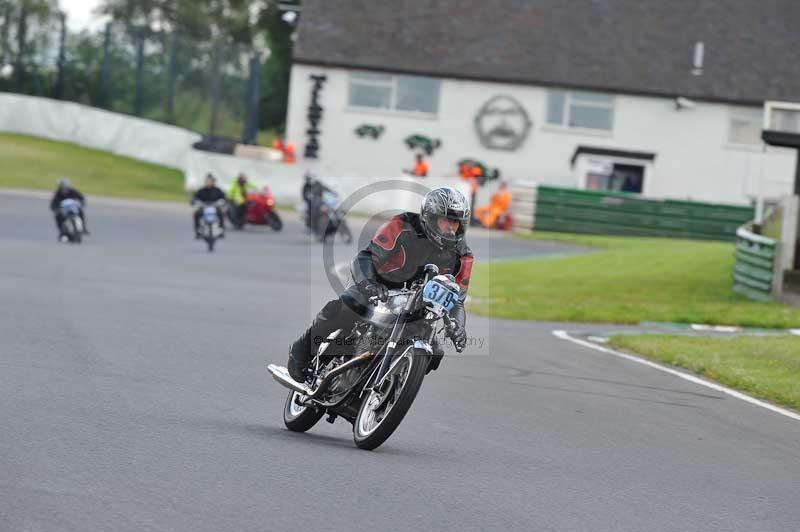 Mallory park Leicestershire;Mallory park photographs;Motorcycle action photographs;classic bikes;event digital images;eventdigitalimages;mallory park;no limits trackday;peter wileman photography;vintage bikes;vintage motorcycles;vmcc festival 1000 bikes