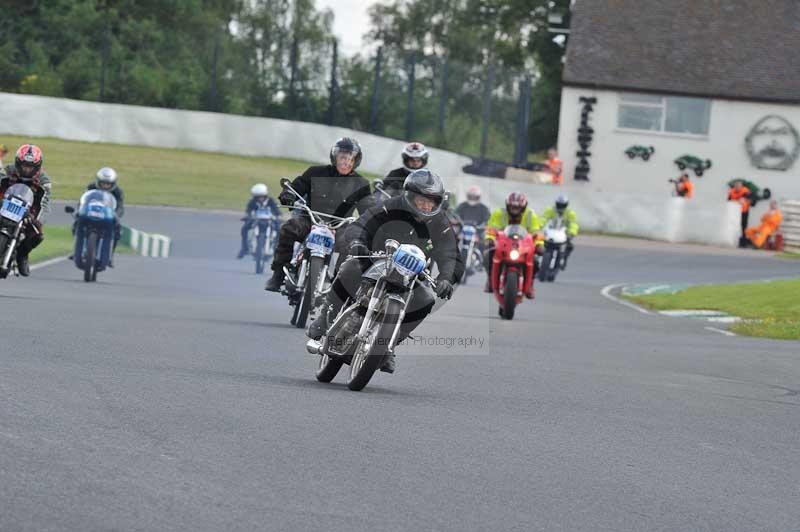 Mallory park Leicestershire;Mallory park photographs;Motorcycle action photographs;classic bikes;event digital images;eventdigitalimages;mallory park;no limits trackday;peter wileman photography;vintage bikes;vintage motorcycles;vmcc festival 1000 bikes