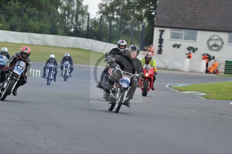 Mallory park Leicestershire;Mallory park photographs;Motorcycle action photographs;classic bikes;event digital images;eventdigitalimages;mallory park;no limits trackday;peter wileman photography;vintage bikes;vintage motorcycles;vmcc festival 1000 bikes