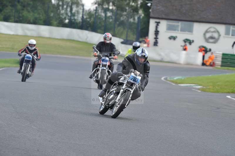 Mallory park Leicestershire;Mallory park photographs;Motorcycle action photographs;classic bikes;event digital images;eventdigitalimages;mallory park;no limits trackday;peter wileman photography;vintage bikes;vintage motorcycles;vmcc festival 1000 bikes