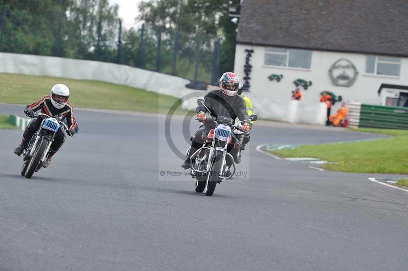 Mallory park Leicestershire;Mallory park photographs;Motorcycle action photographs;classic bikes;event digital images;eventdigitalimages;mallory park;no limits trackday;peter wileman photography;vintage bikes;vintage motorcycles;vmcc festival 1000 bikes