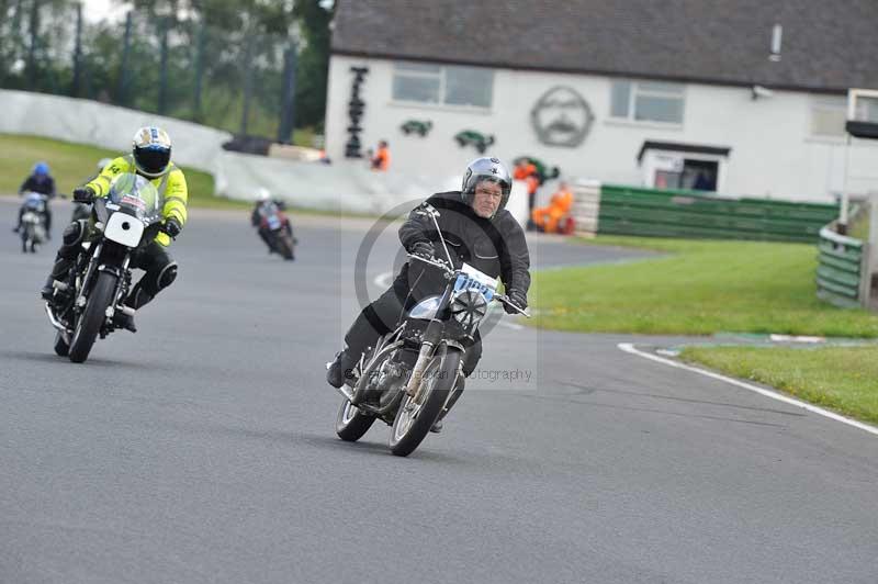 Mallory park Leicestershire;Mallory park photographs;Motorcycle action photographs;classic bikes;event digital images;eventdigitalimages;mallory park;no limits trackday;peter wileman photography;vintage bikes;vintage motorcycles;vmcc festival 1000 bikes