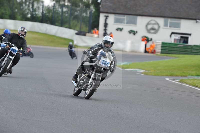 Mallory park Leicestershire;Mallory park photographs;Motorcycle action photographs;classic bikes;event digital images;eventdigitalimages;mallory park;no limits trackday;peter wileman photography;vintage bikes;vintage motorcycles;vmcc festival 1000 bikes