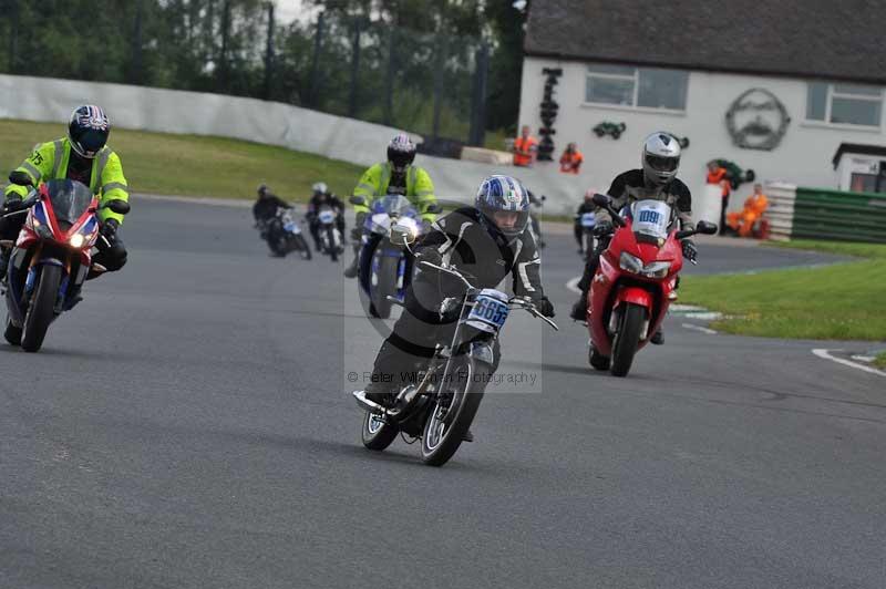 Mallory park Leicestershire;Mallory park photographs;Motorcycle action photographs;classic bikes;event digital images;eventdigitalimages;mallory park;no limits trackday;peter wileman photography;vintage bikes;vintage motorcycles;vmcc festival 1000 bikes