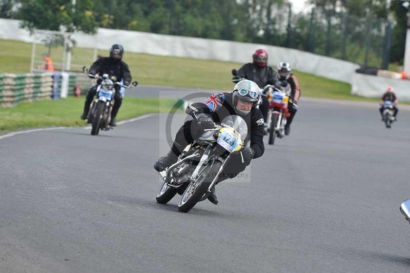 Mallory park Leicestershire;Mallory park photographs;Motorcycle action photographs;classic bikes;event digital images;eventdigitalimages;mallory park;no limits trackday;peter wileman photography;vintage bikes;vintage motorcycles;vmcc festival 1000 bikes