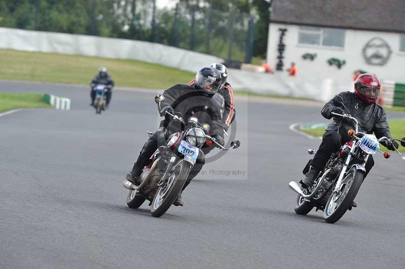 Mallory park Leicestershire;Mallory park photographs;Motorcycle action photographs;classic bikes;event digital images;eventdigitalimages;mallory park;no limits trackday;peter wileman photography;vintage bikes;vintage motorcycles;vmcc festival 1000 bikes