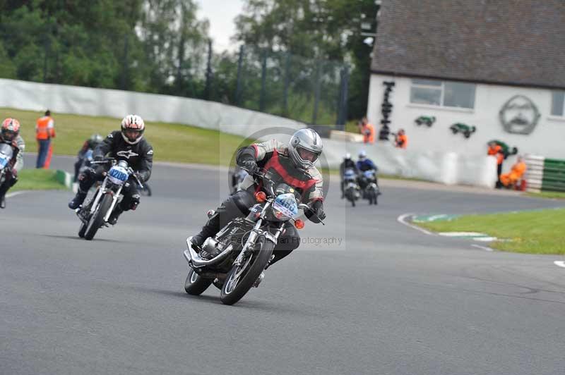 Mallory park Leicestershire;Mallory park photographs;Motorcycle action photographs;classic bikes;event digital images;eventdigitalimages;mallory park;no limits trackday;peter wileman photography;vintage bikes;vintage motorcycles;vmcc festival 1000 bikes