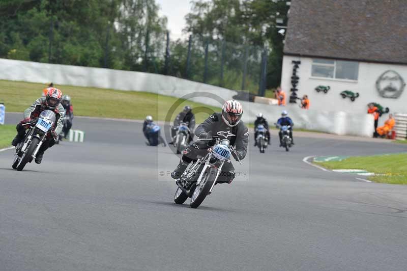 Mallory park Leicestershire;Mallory park photographs;Motorcycle action photographs;classic bikes;event digital images;eventdigitalimages;mallory park;no limits trackday;peter wileman photography;vintage bikes;vintage motorcycles;vmcc festival 1000 bikes